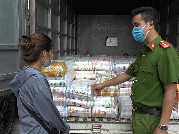 Lào Cai: Bắt giữ xe tải chở 1.530 ống mỳ, 420 hộp nguyên liệu trà sữa không rõ nguồn gốc