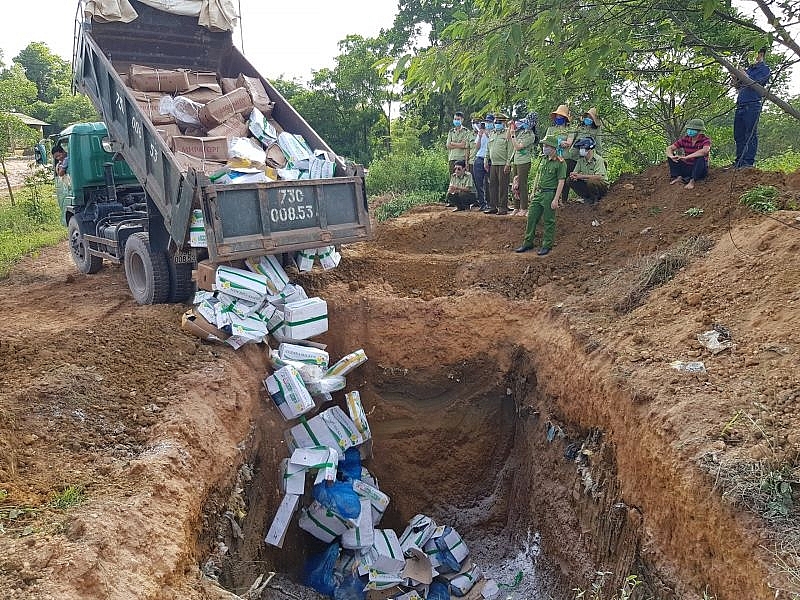 Cục QLTT tỉnh Quảng Bình tổ chức tiêu hủy gần 2 tấn thực phẩm đông lạnh các loại. (Ảnh: Cục QLTT Quảng Bình)