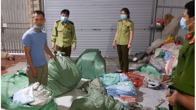 Hà Nội: Thu giữ hàng nghìn chiếc áo chống nắng nghi giả mạo nhãn hiệu GU