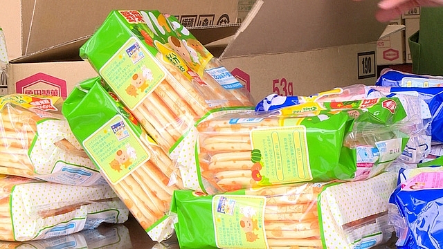 Hà Nội: Bắt giữ hàng nghìn gói bánh gạo ăn dặm của Nhật Bản đã hết hạn sử dụng