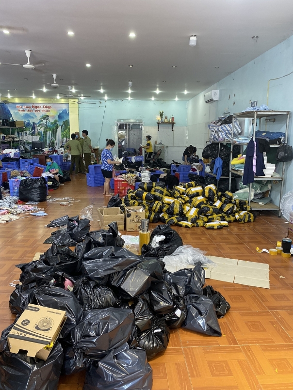 Quảng Ninh: Liên tiếp phát hiện kho chứa nhiều sản phẩm quần áo, thực phẩm, mỹ phẩm nhập lậu