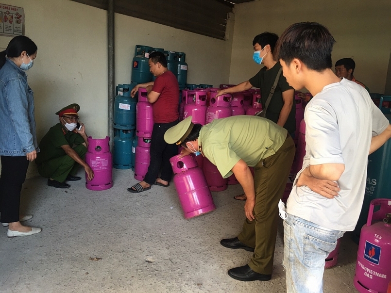 Lực lượng chức năng tỉnh Thừa Thiên - Huế kiểm tra cơ sở kinh doanh gas.
