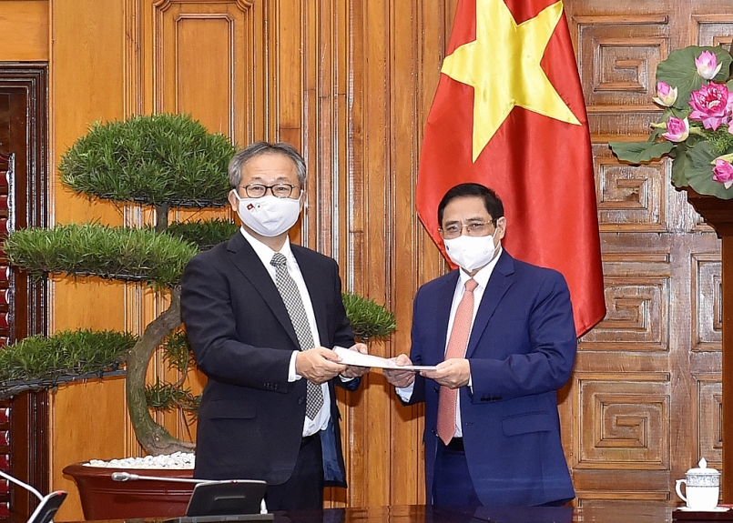 Đại sứ Nhật Bản chuyển thông điệp của Thủ tướng Nhật Bản Suga Yoshihide gửi Thủ tướng Chính phủ Phạm Minh Chính về việc Chính phủ Nhật Bản quyết định hỗ trợ Việt Nam 1 triệu liều vắc xin để phòng chống COVID-19. - Ảnh: VGP