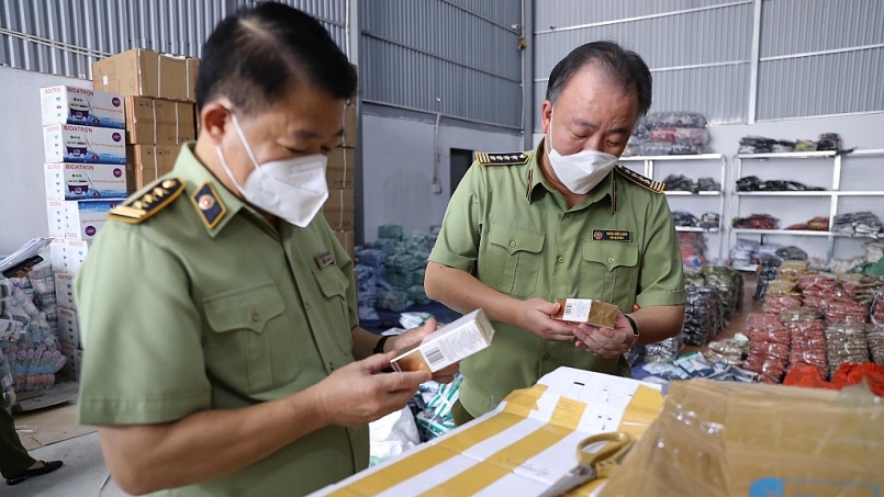 Tổng Cục trưởng Trần Hữu Linh (phải) di chuyển từ Hưng Yên về kho hàng tại ngõ 691 Bát Khối để kiểm tra hàng hóa