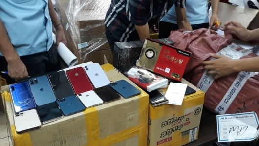 Thu giữ 134 điện thoại và nhiều linh kiện điện tử nghi nhập lậu tại sân bay quốc tế Nội Bài