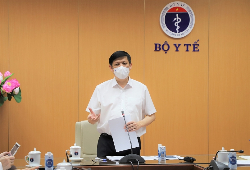 GS.TS Nguyễn Thanh Long - Ủy viên Ban chấp hành Trung ương Đảng, Bộ trưởng Bộ Y tế, Trưởng Ban Chỉ đạo chiến dịch tiêm chủng vaccine phòng COVID-19 phát biểu tại cuộc họp