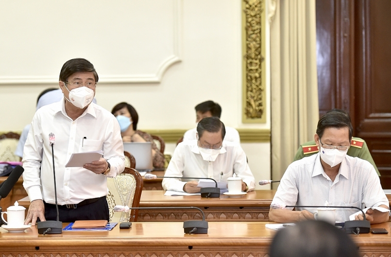 Chủ tịch UBND TP Hồ Chí Minh Nguyễn Thành Phong nêu 5 nhóm giải pháp trọng tâm thời gian tới về tổ chức xét nghiệm; điều trị; tiêm vaccine phòng COVID-19; bảo đảm vừa cách ly, vừa sản xuất; hỗ trợ người dân gặp khó khăn. Ảnh: VGP/Nhật Bắc