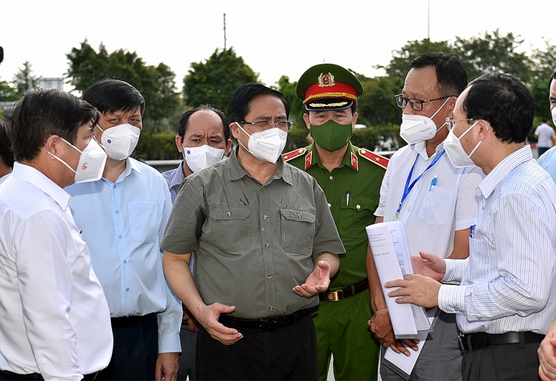 Thủ tướng nghe lực lượng chức năng báo cáo việc thực hiện Chỉ thị 16/CT-TTg tại phường Tân Phú, TP. Thủ Đức. Ảnh: VGP/Nhật Bắc
