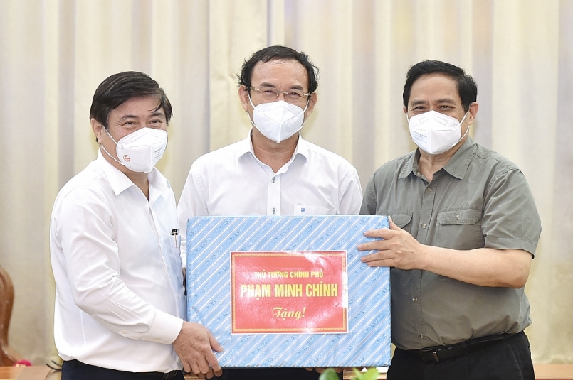 Thay mặt Chính phủ, Thủ tướng Phạm Minh Chính gửi tặng Thành phố 500.000 găng tay y tế, góp phần cùng Thành phố chống dịch hiệu quả hơn. Ảnh: VGP/Nhật Bắc