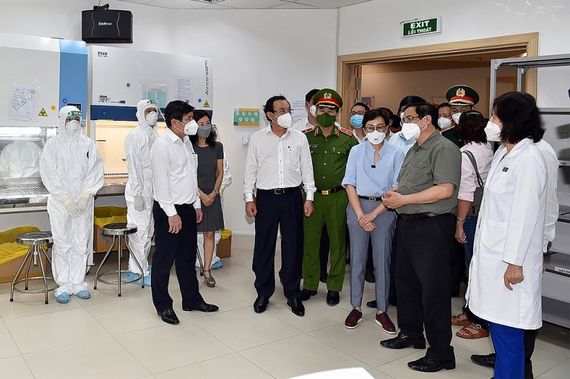 Thủ tướng thăm cơ sở xét nghiệm khẳng định SARS-CoV-2 bằng phương pháp Realtime RT-PCR tại BV đa khoa quốc tế Vinmec (quận Bình Thạnh). Ảnh: VGP/Nhật Bắc