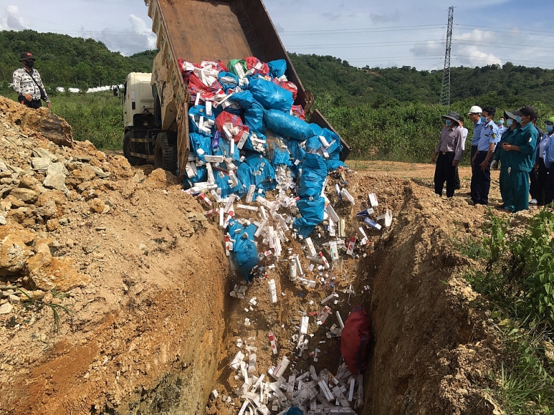 Hàng hóa tiêu hủy được tháo khỏi bao bì, đổ xuống hố, xả nước và chôn lấp tại bãi rác