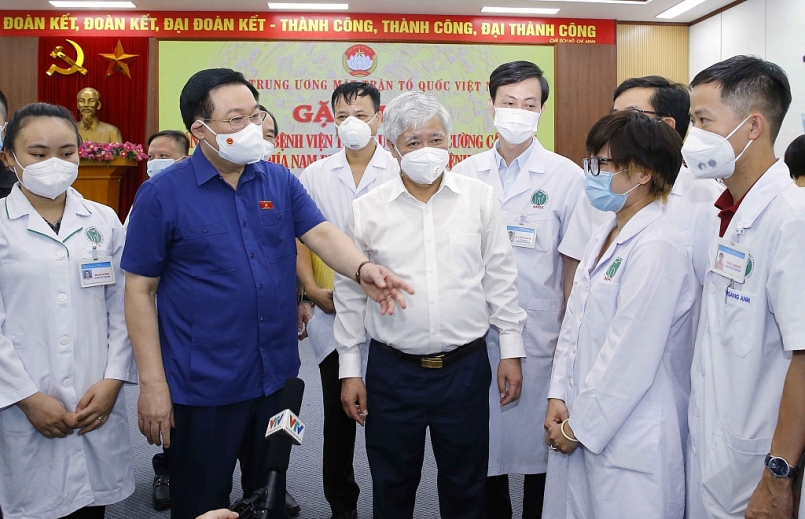Chủ tịch Quốc hội Vương Đình Huệ trao đổi với các y, bác sỹ tại buổi gặp mặt