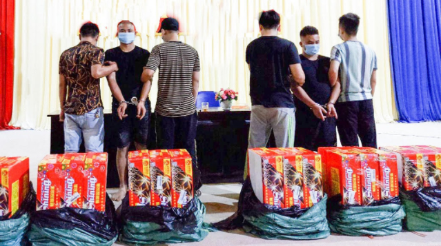 Lào Cai: Bắt giữ 2 đối tượng vận chuyển 518 kg pháo lậu