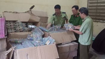 Lào Cai: Thu giữ 2.000 vỉ kẹo đồ chơi không rõ xuất xứ