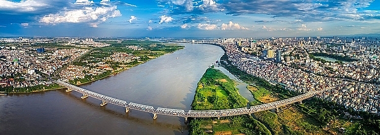Long Biên nhìn từ bên kia sông Hồng. Ảnh: Shutterstock.