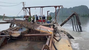 Phát hiện tàu nặng hàng trăm tấn khai thác cát trái phép trên sông Hồng