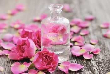 Sức khỏe: Sử dụng nước hoa hồng trị mụn đơn giản và hiệu quả