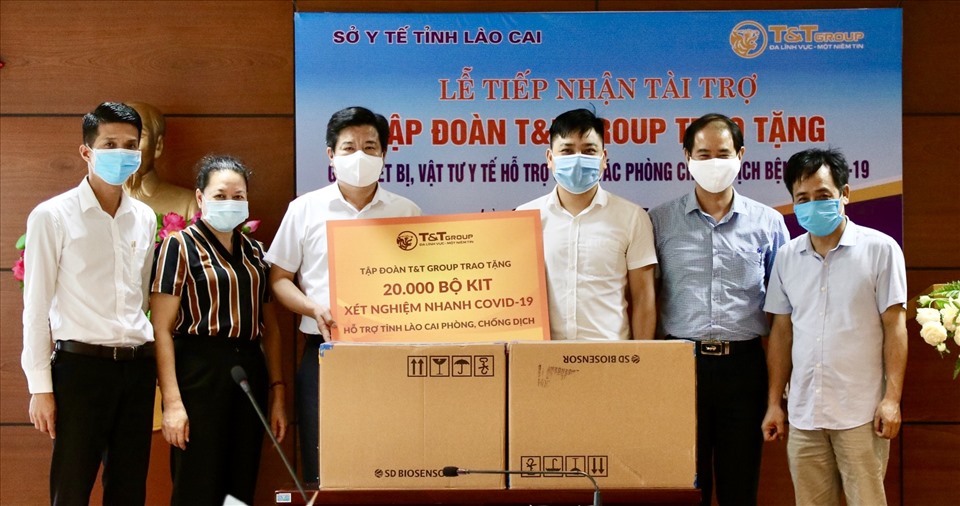 Đại diện Trung tâm kiểm soát bệnh tật tỉnh Lào Cai tiếp nhận 20.000 bộ kit xét nghiệm nhanh COVID-19 do Tập đoàn T&T Group trao tặng. Ảnh: T&T